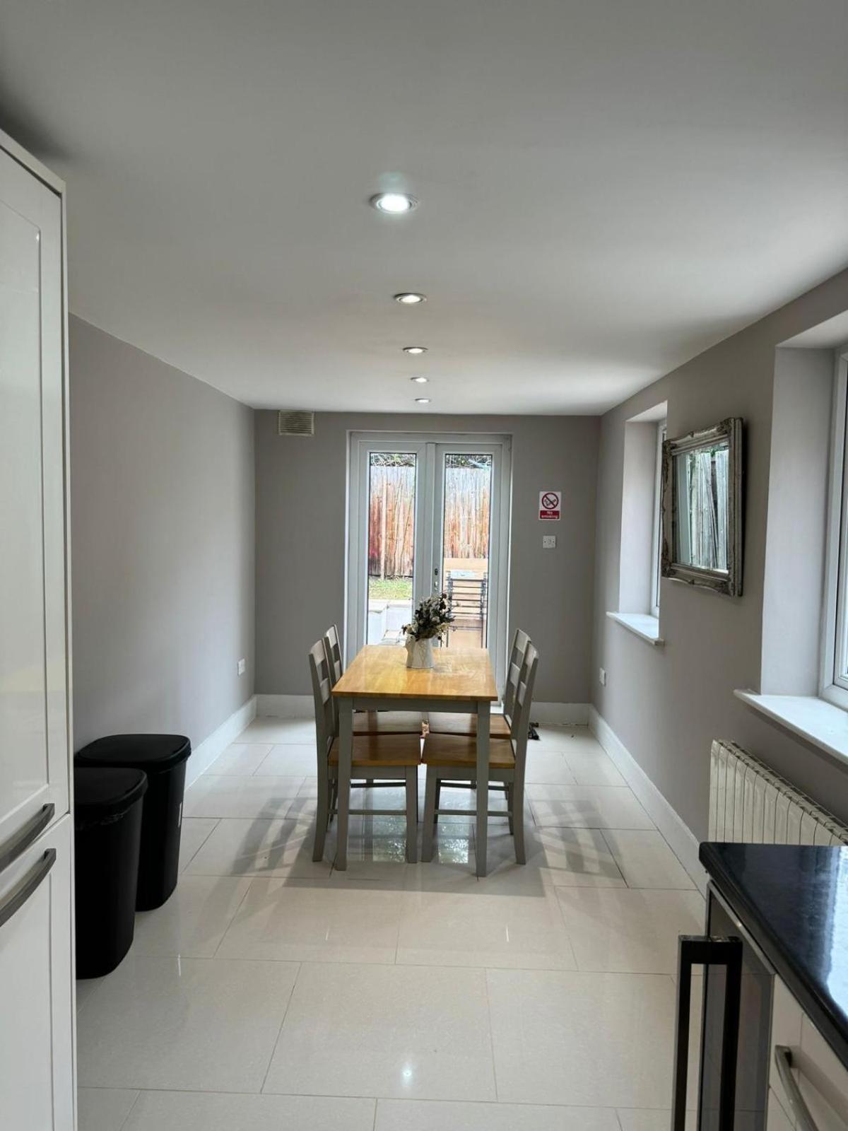 Brentford Guest Rooms ภายนอก รูปภาพ